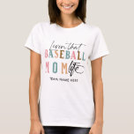 SOM LEVER I BASEBALL MAMMA Life-teamet namn T Shirt<br><div class="desc">Få redo att visa ditt baseball mamma-pride med vår fina väska: ett modernt typsnitt i eleganten som säger "Living that baseball mamma life" med calligraphy accents in soft pastel färg. Vi har lämnat ett speciellt utrymme bara för ditt lags namn, vilket gör att du kan anpassa den här designen och...</div>