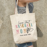 SOM LEVER I BASEBALL MAMMA LIV TYGKASSE<br><div class="desc">Få redo att visa ditt baseball mamma-pride med vår fina väska: ett modernt typsnitt i eleganten som säger "Living that baseball mamma life" med calligraphy accents in soft pastel färg. Vi har lämnat ett speciellt utrymme bara för ditt lags namn, vilket gör att du kan anpassa den här designen och...</div>