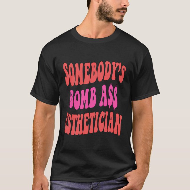 Sombodyâ€™S Bombass Esthetician Funny Esthetician T Shirt (Framsida)