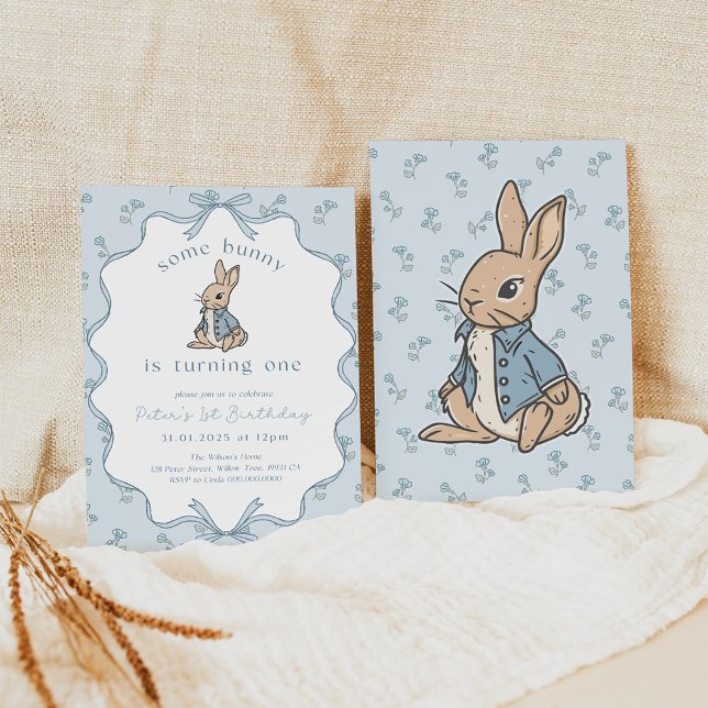 Some Bunny är en digital inbjudan. Rustik Peter Inbjudningar (Peter Rabbit 1st Birthday Invitation)