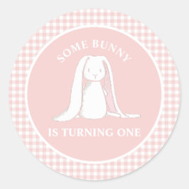 Some Bunny är en rosa randig födelsedagspapperstal Runt Klistermärke