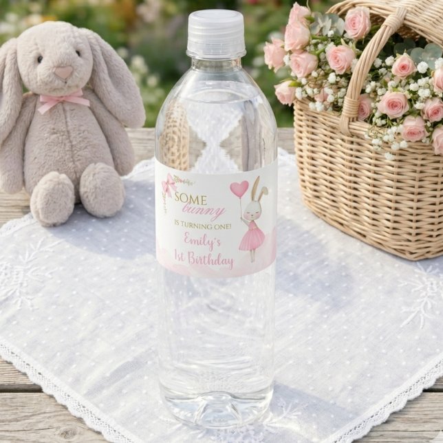 Some Bunny är en rosa slumpmässig ballerina Vattenflaskor Etikett (Bunny 1st Birthday Water Bottle Labels. Some Bunny is Turning One floral waterproof wraps.)