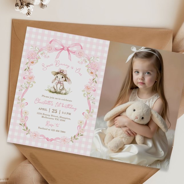 Some Bunny är ett Bow Gingham 1-års födelsedagsfot Inbjudningar (Skapare uppladdad)