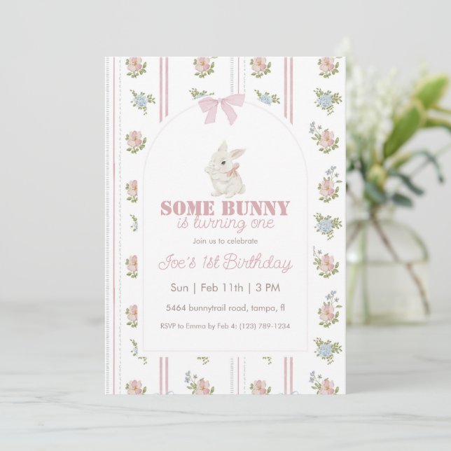 Some Bunny Blommig Rand 1-årsdag Inbjudningar (Stående Fram)