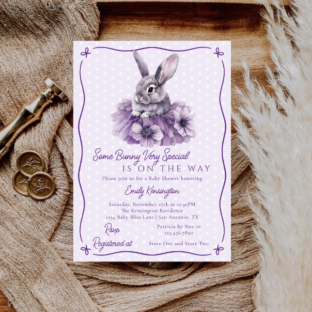 Some Bunny Is On The Way Purple Baby Shower Inbjudningar (Skapare uppladdad)