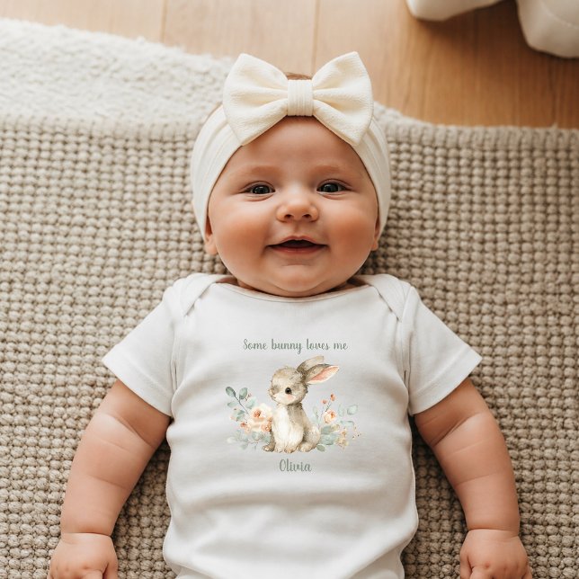 Some Bunny Loves Me Nyfödd T Shirt (Skapare uppladdad)