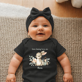 Some Bunny Loves Me Personlig nyfödd T Shirt