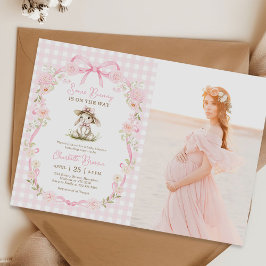 Some Bunny Pink Bow Gingham Baby Shower Foto Inbjudningar