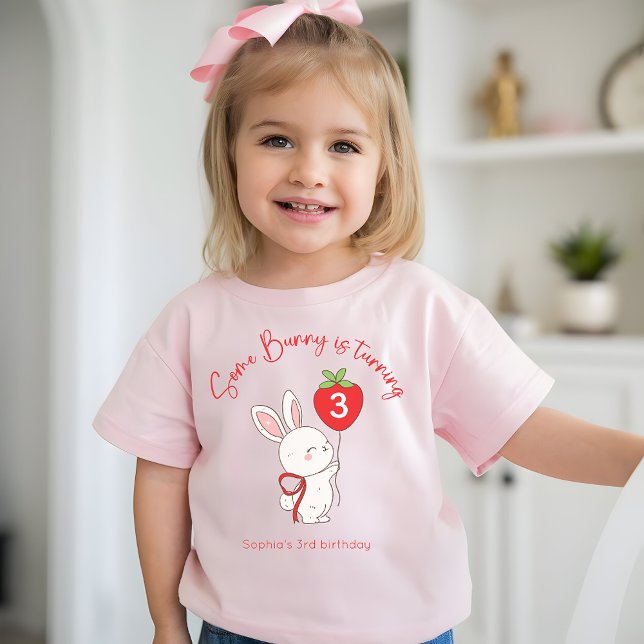 Some Bunny Strawberry Rosa Födelsedagsfoto T Shirt (Skapare uppladdad)