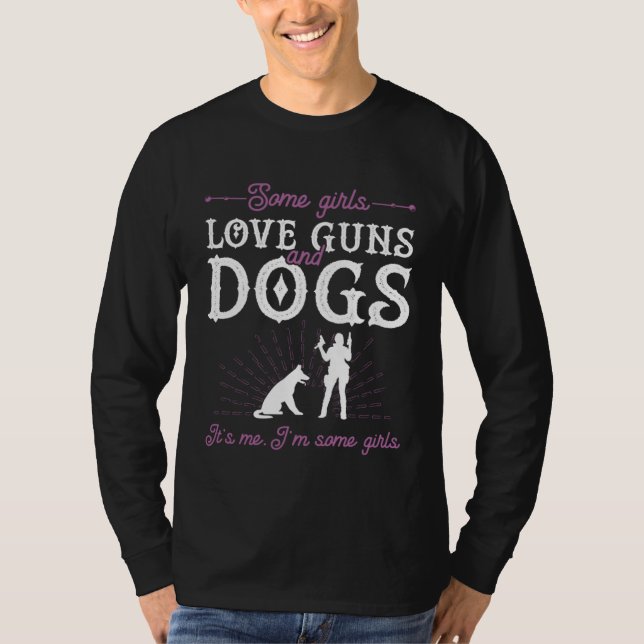 Some Girls Love Guns And Dogs Gun Owner Ammo T Shirt (Framsida)
