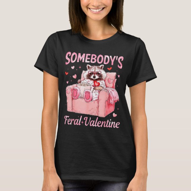 Somebody's Feral Valentine Cute Raccoon Xoxo Valen T Shirt (Framsida)