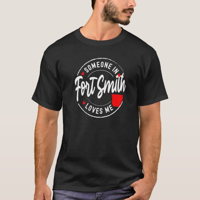 Someone in Fort Smith, Arkansas Loves Me Premium T Shirt (Framsida)
