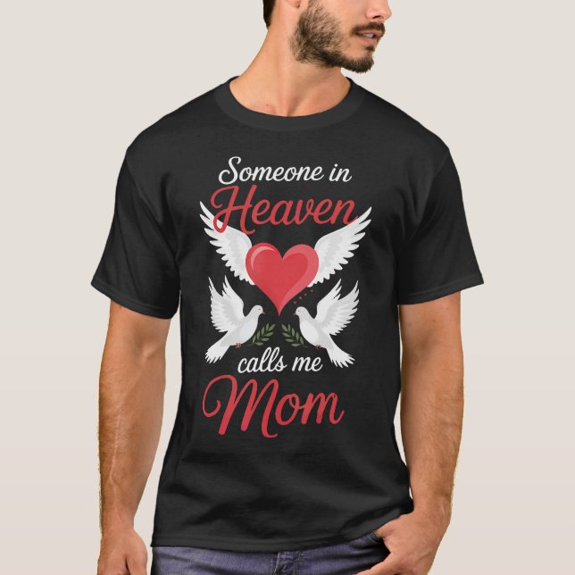 Someone In Heaven Calls Me Mom T Shirt (Framsida)