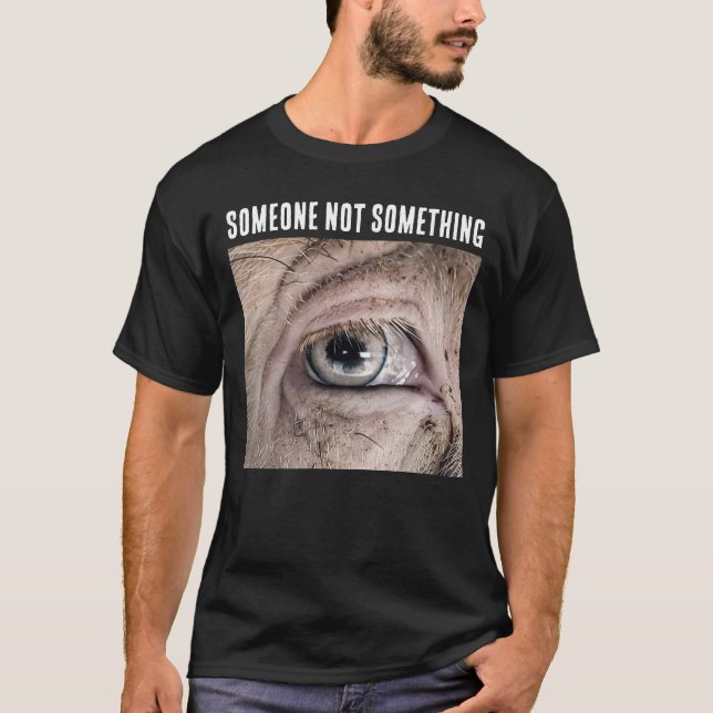 SOMEONE NOT SOMETHING PIG VEGAN T-Shirt (Framsida)