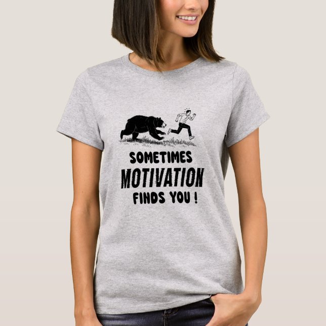 Sometimes Motivation Finds You Inspirational Quote T Shirt (Framsida)