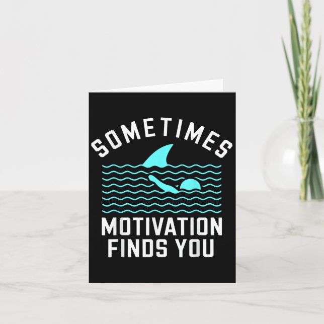 Sometimes Motivation Finds You Shark Funny Swim Hu Kort (Framsida)
