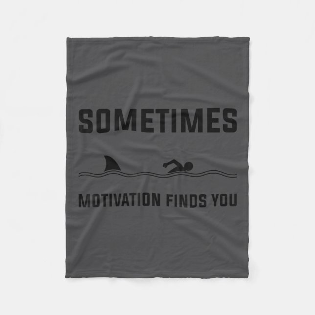 Sometimes Motivation Finds You Swimming Shark Moti Fleecefilt (Framsidan)