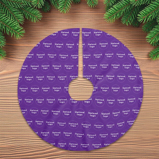 Sömlös Logotyp Mönster på Lila Julgransmatta Borstad Polyester (Business logo seamless pattern on purple Christmas tree skirt)