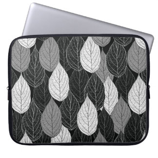Sömlös mönster med löv. Handdragen monokrom Laptop Fodral