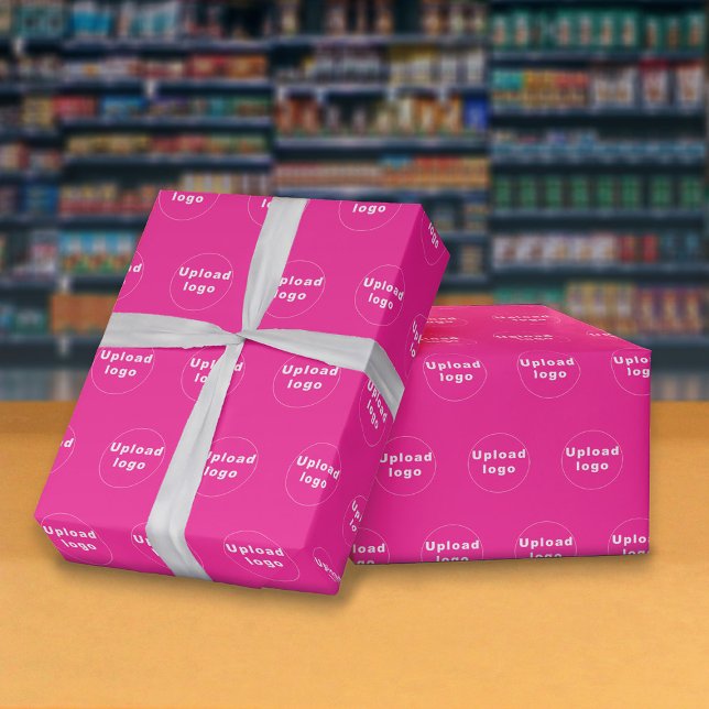 Sömlös omslagning av Rosa för Mönster Business Log Presentpapper (Seamless pattern of your business logo on pink wrapping paper.)