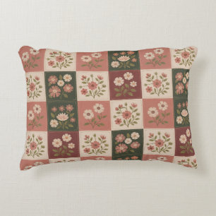 Sömlös rustik blomsterpatchwork prydnadskudde