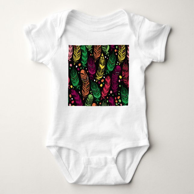 Sömlösa etniska fjädrar, pulserande mönster. t shirt (Framsida)