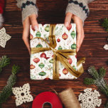 Sömlösa Mönster, julprydnader Presentpapper<br><div class="desc">Julprydnadsföremål och blommor i ett festligt mönster med grönt,  rött och vitt färg</div>