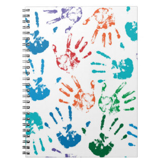 Sömlöst mönster av flerfärgade människoarmar på en anteckningsbok