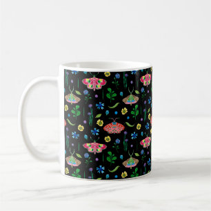 Sömlöst mönster med flerfärgat butterfl kaffemugg