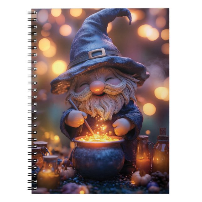 Sömmande Gnome Stirring Magic Pot Anteckningsbok (Framsidan)