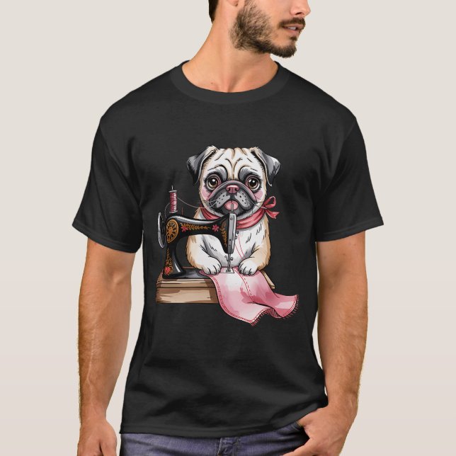sömmande pug t shirt (Framsida)