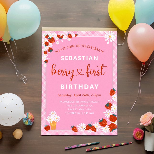 Sommar-Daisy och jordgubbsberry första födelsedag Inbjudningar (Berry First Birthday Summer Daisy Flower & Strawberry Pink Plaid Collection 1st Birthday Invitation)
