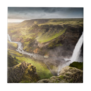 Sommar för Haifoss vattenfall i island Kakelplatta