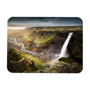 Sommar för Haifoss vattenfall i island Magnet