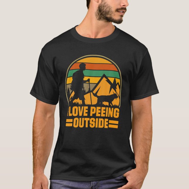 Sommar I Kärlek Peeing Utsida, Retro Funny Camping T Shirt (Framsida)