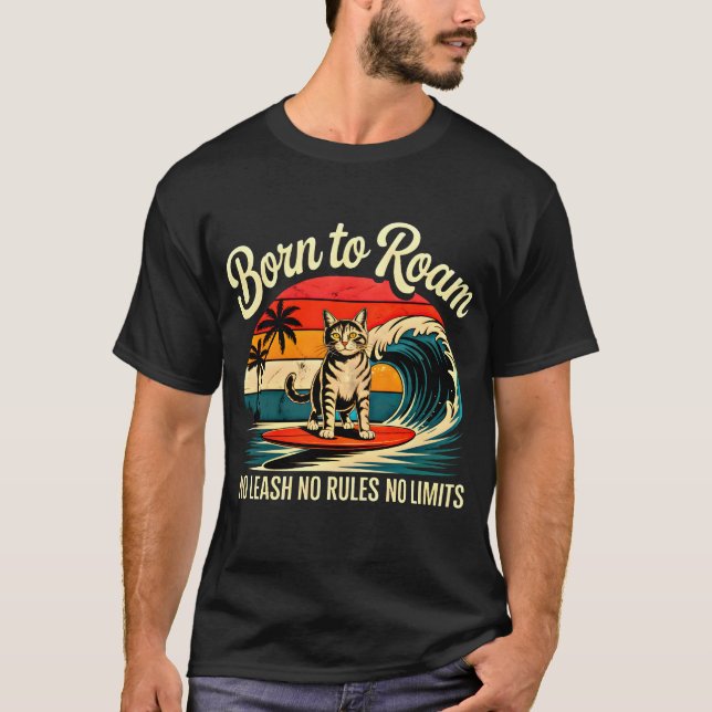 Sommar Katt Surfare - Retro Född att Vandra Äventy T Shirt (Framsida)