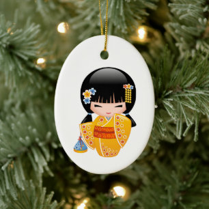 Sommar Kokeshi Docka - Flicka i Gult Kimono Julgransprydnad Keramik
