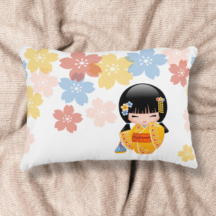 Sommar Kokeshi Docka - Geisha Flicka i Gul Kimono Prydnadskudde
