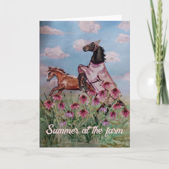 Sommar på gårdshästar som leker inbjudan (Framsida)