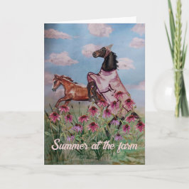 Sommar på gårdshästar som leker inbjudan