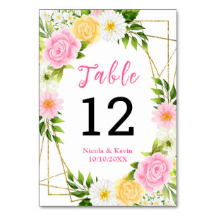 Sommar Rosa Och Gula Blommor Och Lövverk Bordsnummer