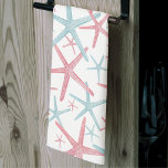 Sommar Starfish Elegant Beach Kökshandduk<br><div class="desc">En söt och trendig vattenfärgsstrand mönster, som skryter om en blandning av fängslande rosa och tealskuggor som påminner om ett strandparadis. Förbered sommarens innersta väsen med denna kustinspirerade utformning, försedd med vimska havsstjärnor som undgår en nautisk charm. Öka ambitionen ytterligare genom att utforska en mängd bakgrundsbilder av färg, så att...</div>