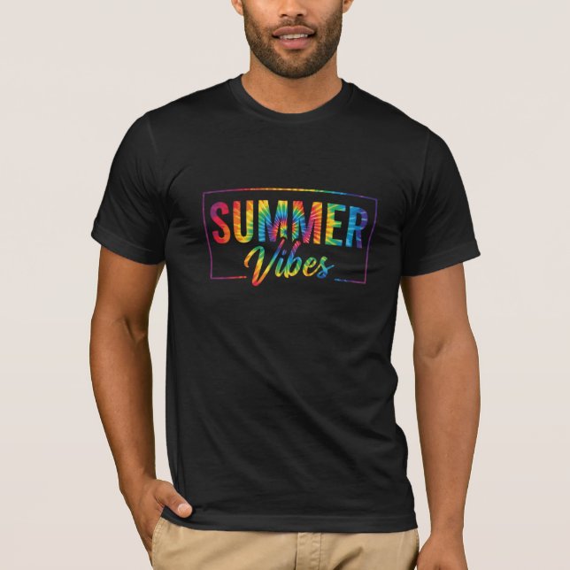 SOMMAR Vibes Tie-Dye T-Shirt – Färgglad Regnbåge (Framsida)