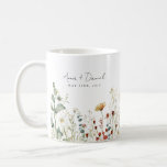 Sommar Wildbloms Fält Wedding Favor Kaffemugg<br><div class="desc">Den här designen är perfekt för vår och sommar-bröllop,  med en vattenfärg gräns på vilda blommor i röda nyanser,  guld,  grönt och blått.</div>