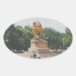 Sommardag i Central Park Ovalt Klistermärke