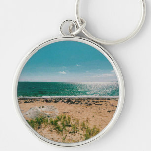 Sommardag på stranden i svenska skärgården  rund silverfärgad nyckelring