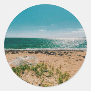 Sommardag på stranden i svenska skärgården runt klistermärke