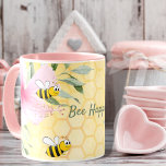 Sommaren Be Lycklig humla, gult honeycomb Mugg<br><div class="desc">Lägg till lite roligt och humor i arbetsytan! Gult,  vit bakgrund med en bikaka mönster. Dekoreras med rosa tropiska blommigtar blommor,  hibiscus och lycklig humla. Texten: Bee Lycklig med ett handskript i stil. Perfekt till sommarhemmet!</div>