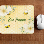Sommaren Be Lycklig humla, gult honeycomb Musmatta<br><div class="desc">Gult,  vit bakgrund med en bikaka mönster. Dekoreras med lätt gult,  grädda färgad tropiska blommigtar blommor,  hibiscus och lycklig humla. Texten: Bee Lycklig i handskriften stil i grönt. Perfekt för sommararbetsytan,  kontoret!</div>