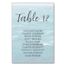 Sommaren bröllop vid blått vågigt havsmusslor